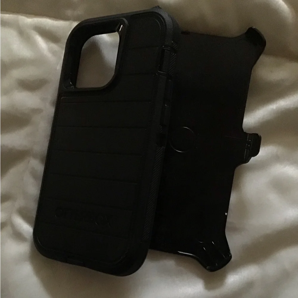 OtterBox iPhone 14 Pro Defender Series Pro Drop+ Shockproof Black Case w/ Clip